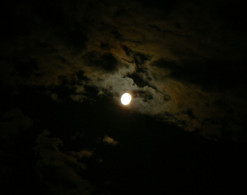 Луна в облаках. Ночная съемка.