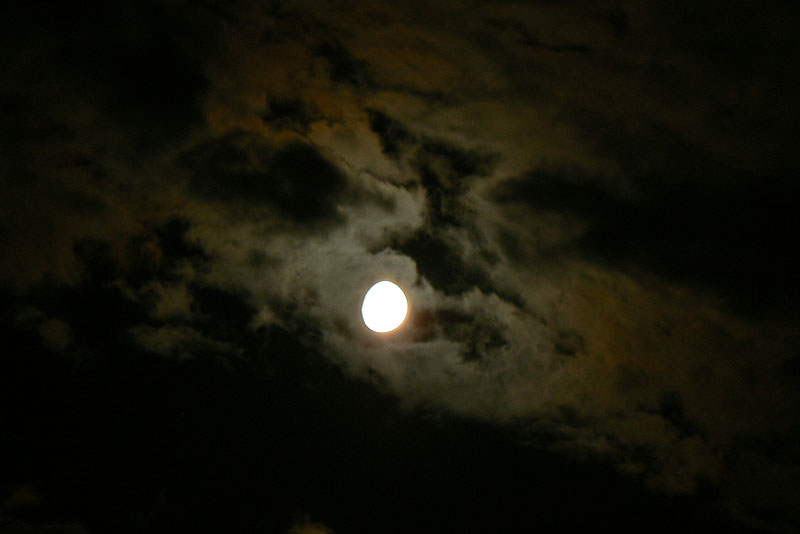 Луна в облаках. Ночная съемка.